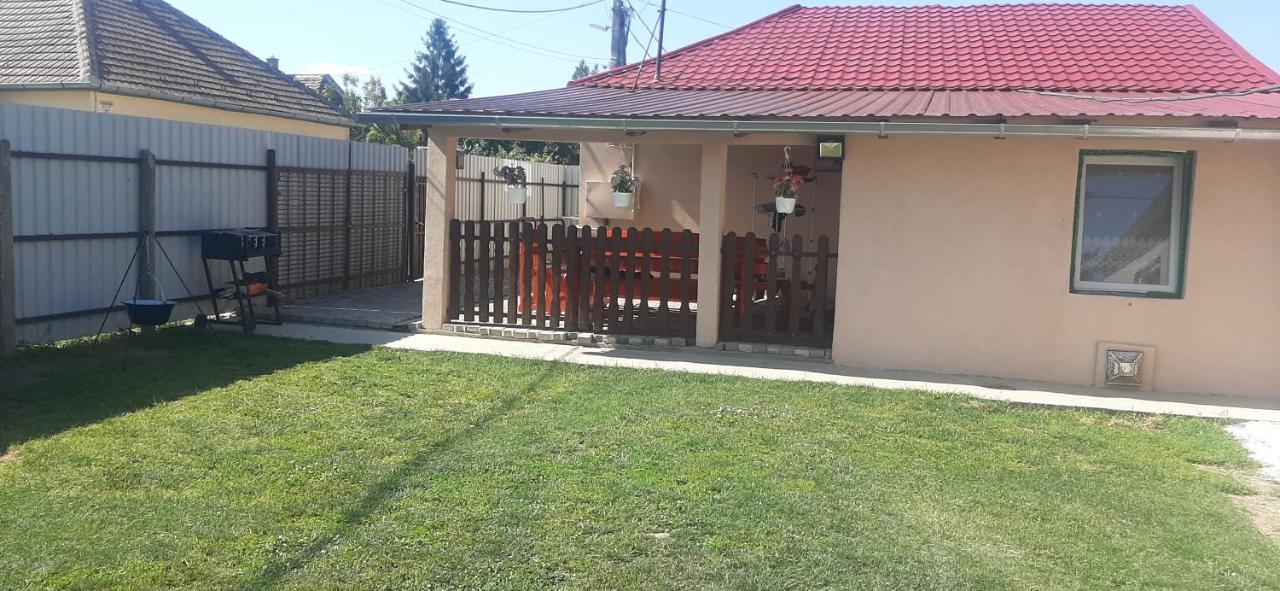Viktoria Vendeghaz Apartment Miskolc Bagian luar foto